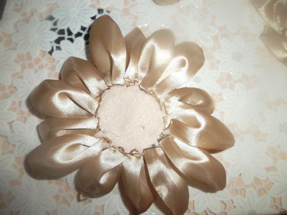 Игольница 2 в 1 из атласных лент Игольница 2 в 1 из атласных лент