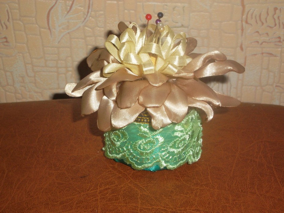 Игольница 2 в 1 из атласных лент Игольница 2 в 1 из атласных лент