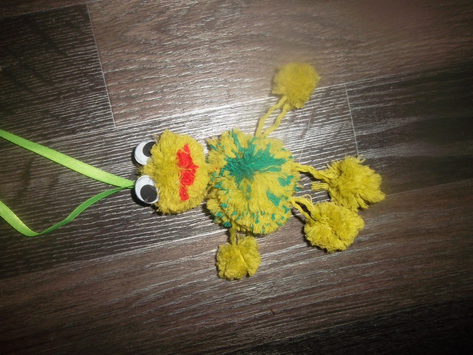 Игрушки из помпонов: черепаха и лягушка. Игрушки из помпонов: черепаха и лягушка.