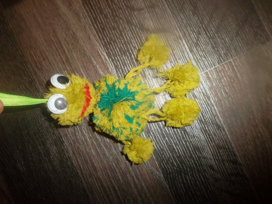 Игрушки из помпонов: черепаха и лягушка. Игрушки из помпонов: черепаха и лягушка.