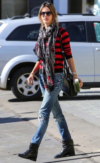 В моде шарфы с узорами В моде шарфы с узорами