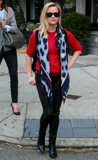 В моде шарфы с узорами В моде шарфы с узорами