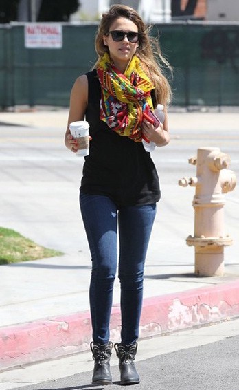 В моде шарфы с узорами В моде шарфы с узорами