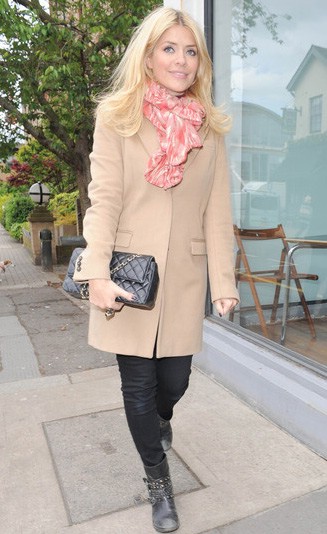 В моде шарфы с узорами В моде шарфы с узорами