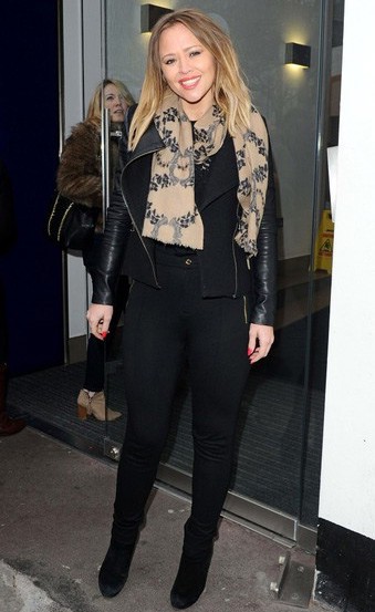 В моде шарфы с узорами В моде шарфы с узорами