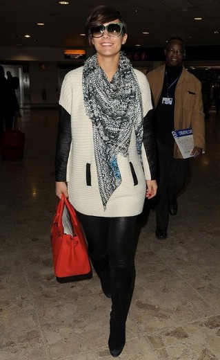 В моде шарфы с узорами В моде шарфы с узорами