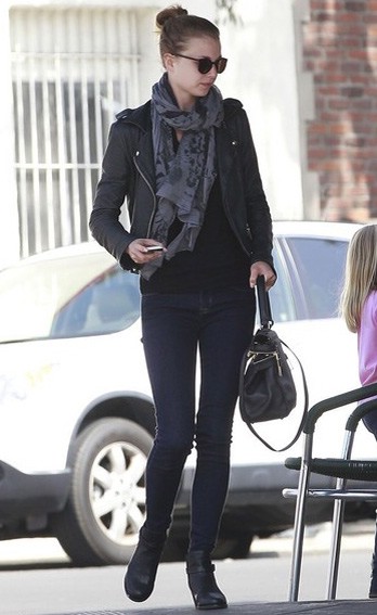 В моде шарфы с узорами В моде шарфы с узорами