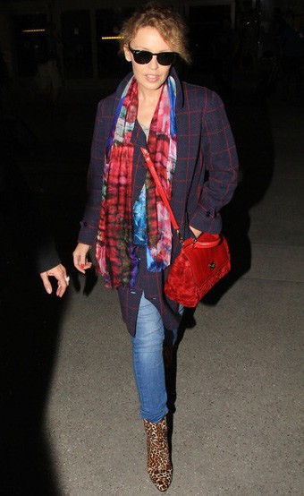 В моде шарфы с узорами В моде шарфы с узорами