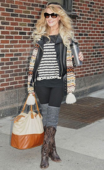 В моде шарфы с узорами В моде шарфы с узорами