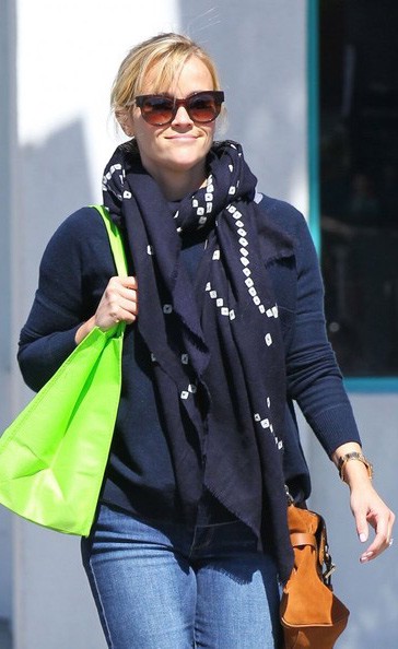 В моде шарфы с узорами В моде шарфы с узорами