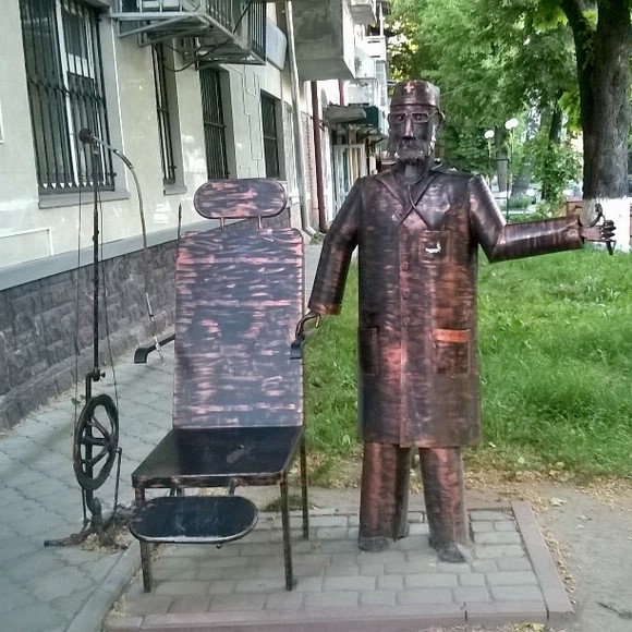 Скульптура Уличный стоматолог. Винница Скульптура Уличный стоматолог. Винница