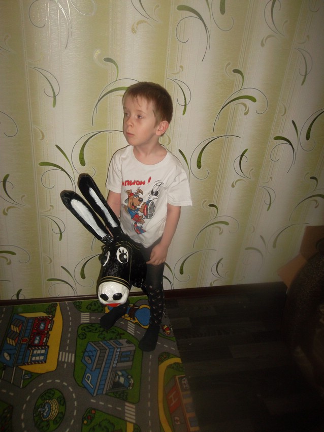 Осел на палке из подручного материала Осел на палке из подручного материала