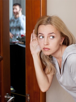 Зачем женщины подслушивают разговоры мужа