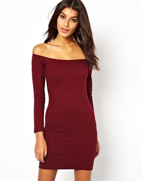 Платье с открытыми плечами