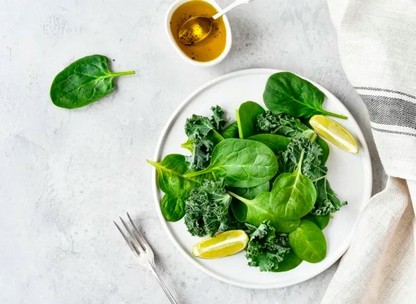 Салат из шпината и капусты