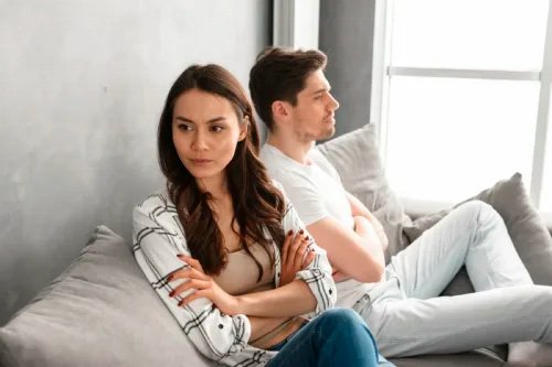 Пара ссорится в гостиной