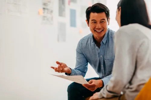 Мужчина делится идеями во время встречи в современной офисной студии