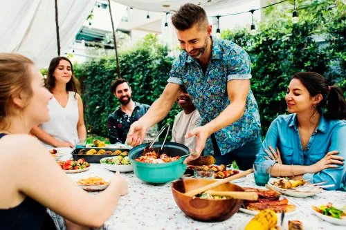 Группа разных друзей, наслаждающихся летней вечеринкой вместе