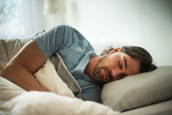 мужчина спит